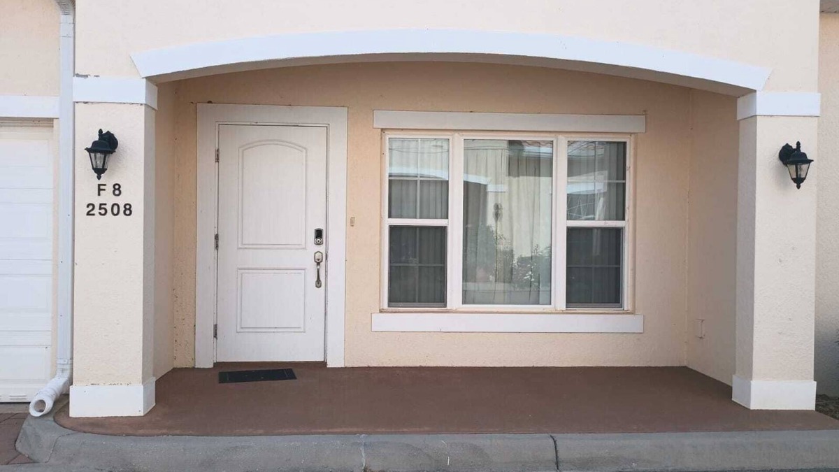 Tavares Condo | Shantiniketan F 8/2508/50 minutes to the Disney 2 mile to down town Tavares.