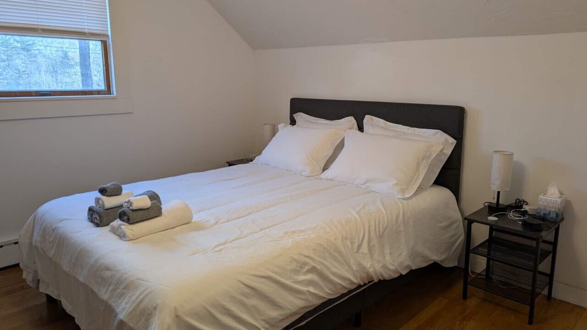 Montville House | Shantok Queen suites walk to Mohegan casino/Wi-Fi