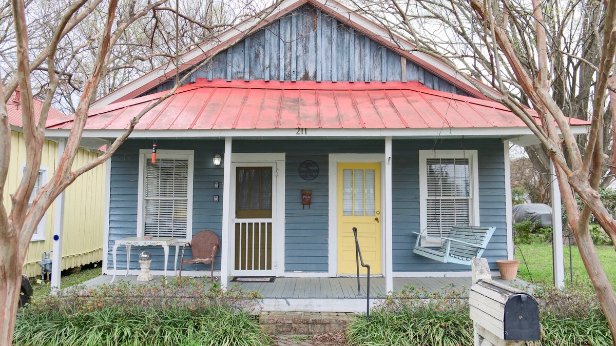 Natchez Cottage | Shanty Bellum Too | 2/1, Washer/Dryer, Full Kitchen
