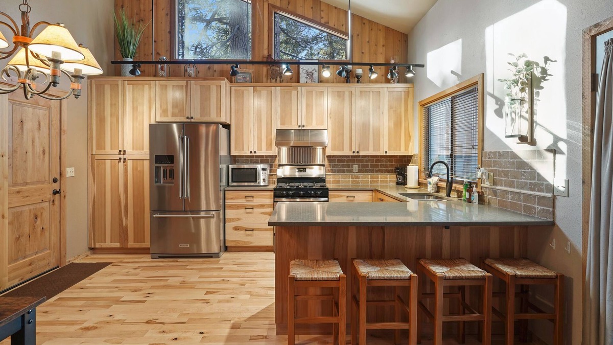 Overlook Park House | SHARC, Wooded View, Huge Deck, Pet Friendly