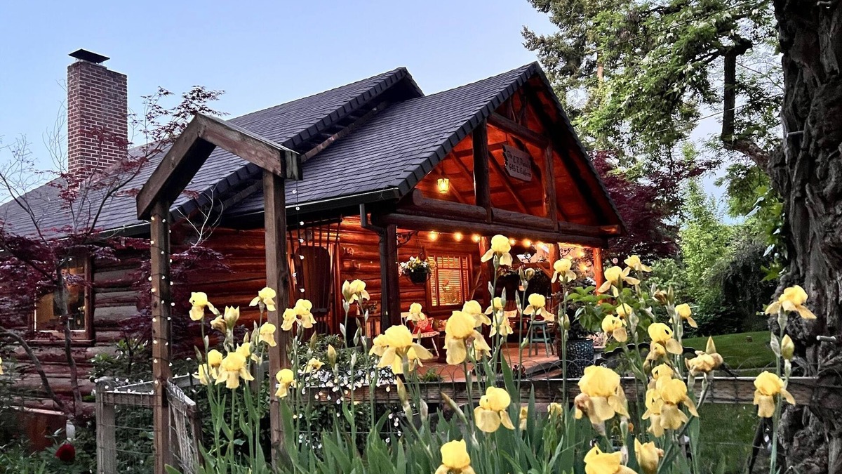 Jacksonville Bed & Breakfast | Share a Spacious log cabin home. 5 minutes walk to Historic Jacksonville!