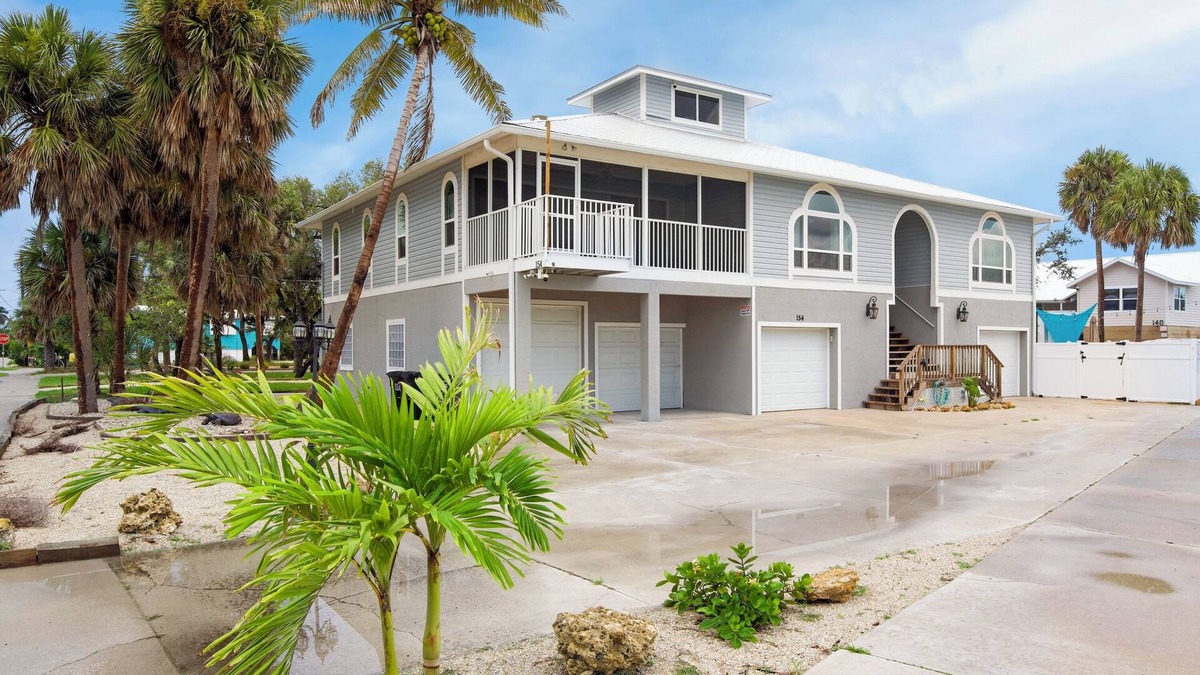 Mid Island House | 🏖️Shared Pool | Steps to the Beach | Awesome Location | Beach Villa B🏖️