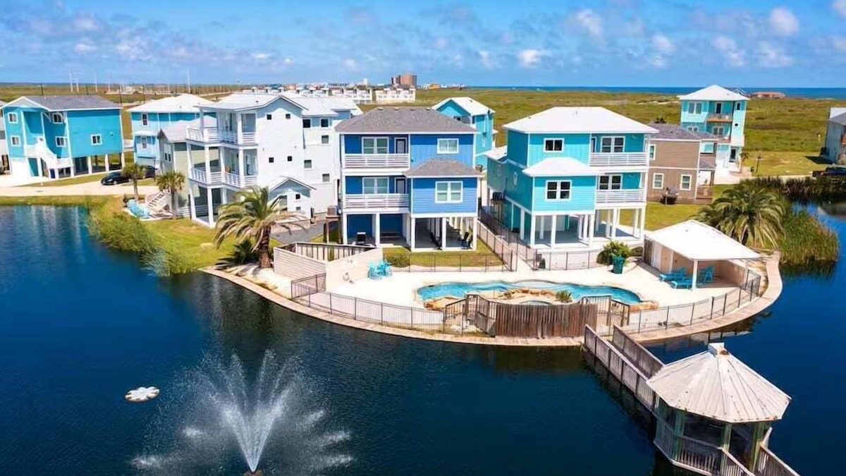 Bella Vista House | Shared pool, Shared Hot Tub, Parking for 3