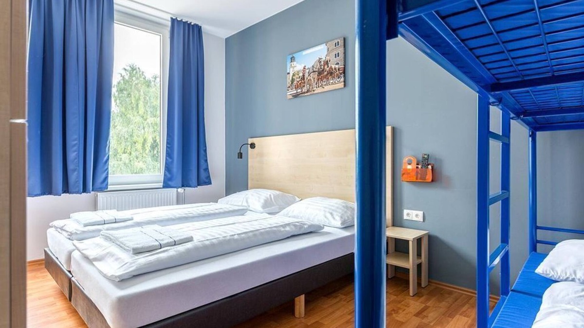 Elisabeth-Vorstadt House | Shared room, shower, WC - a&o Salzburg Hauptbahnhof