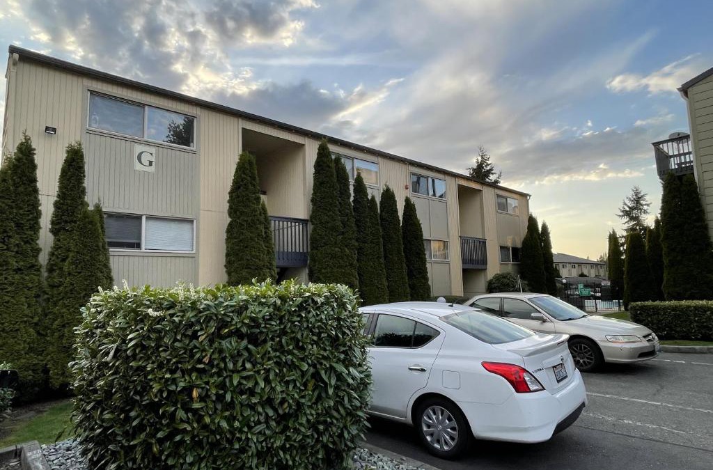 Federal Way House | Shared Space with Private room in Beautiful Lakefront Apartment