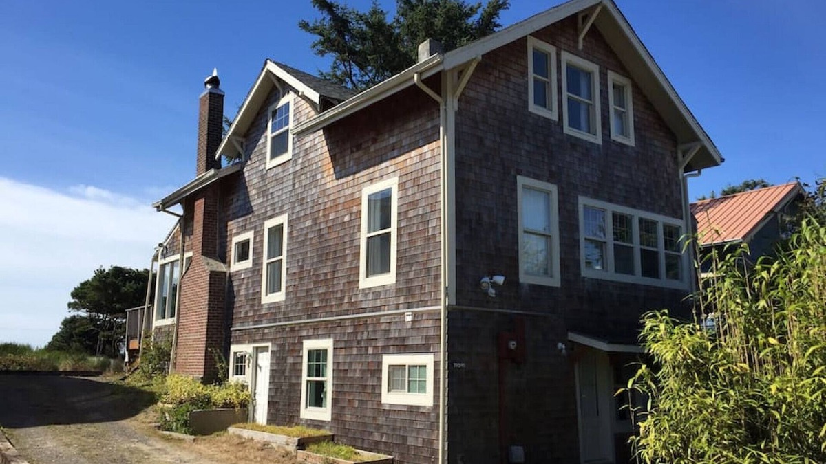 Rockaway Beach House | Sharkalope 6 bd/3 ba, Hot Tub, Oceanfront, Arcade