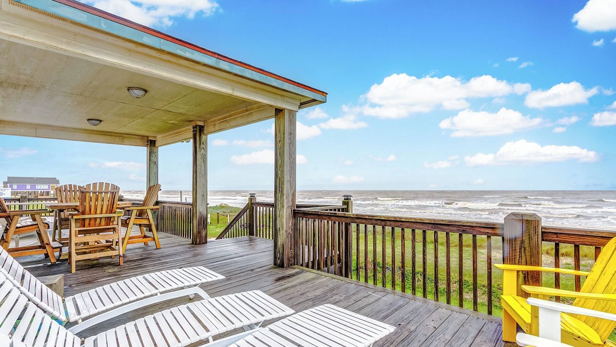 Gilchrist House | SharkyFin's II - a comfy, 3 bedroom, 3 bath home that sleeps 9.