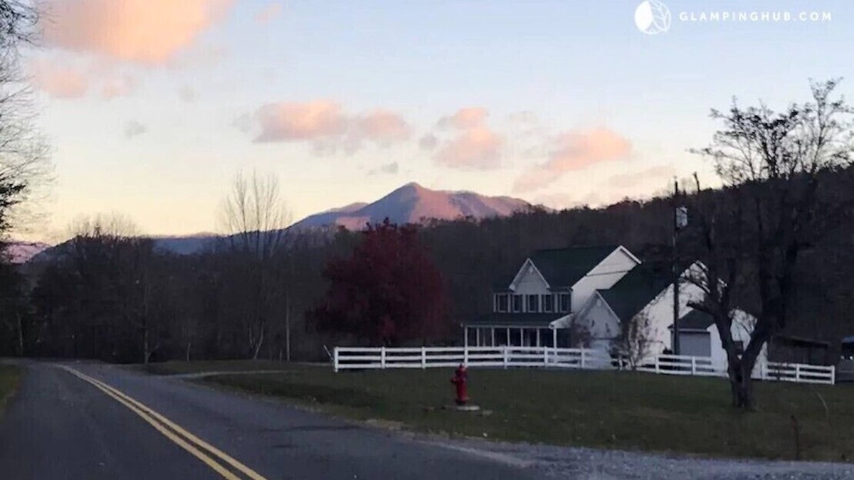 Sharon House | Sharon Manor: gather friends and family with river access and stunning views!