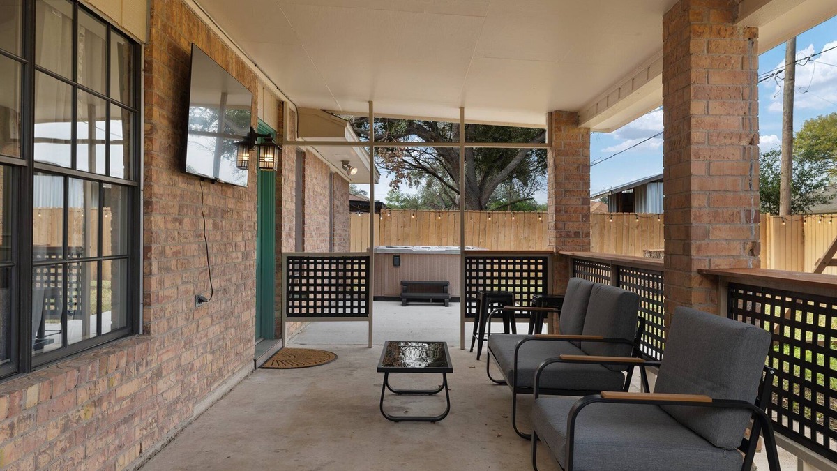 Palmhurst House | Sharyland Home with Jacuzzi & Playset, Sleeps 11!