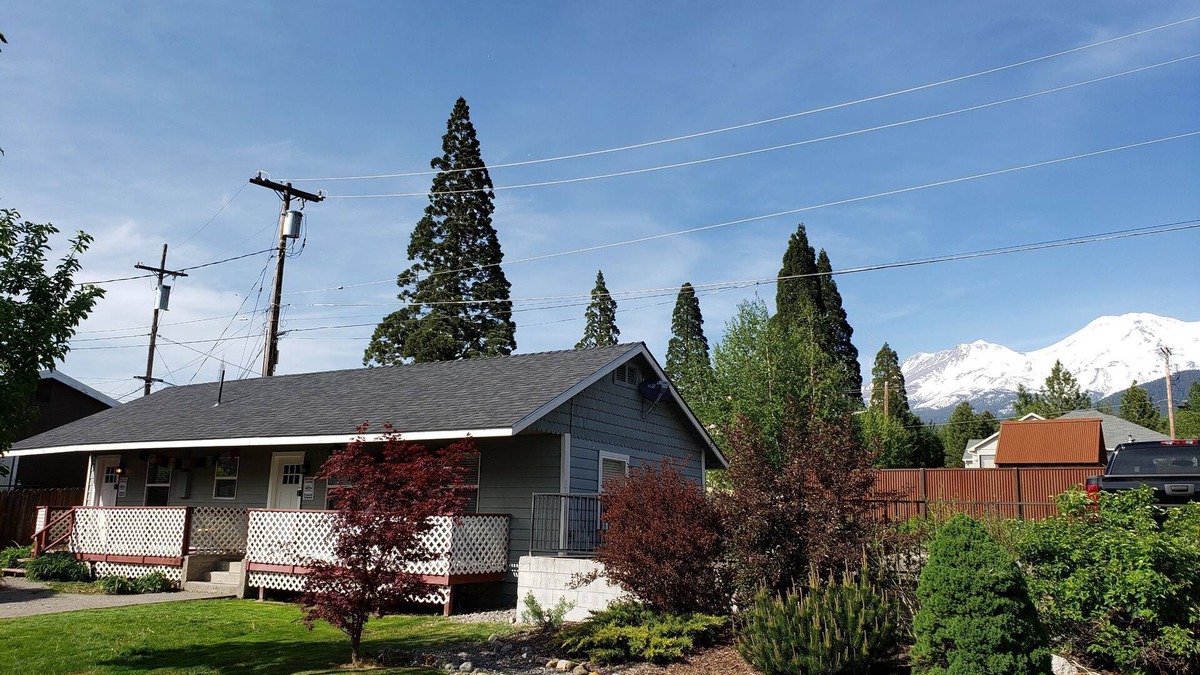 Mount Shasta Cottage | Shasta Bella - Darling downtown 1-br cottage.