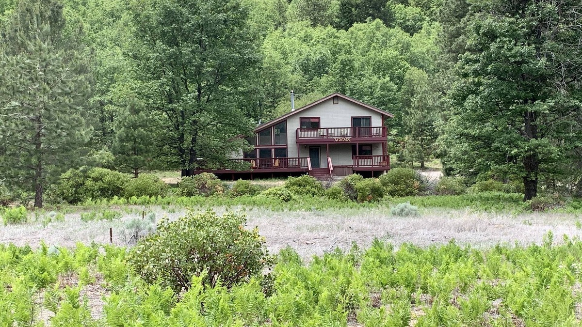 Weed House | Shasta Retreat on 35 Acres, Panoramic Mountain Views, Hot tub, Sauna, Starlink