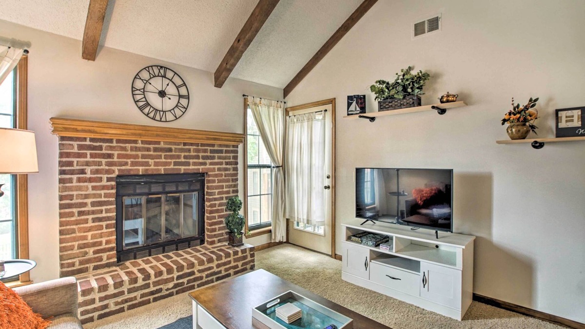 Shawnee Condo | Shawnee Condo < 10 Mi to Downtown Kansas City!