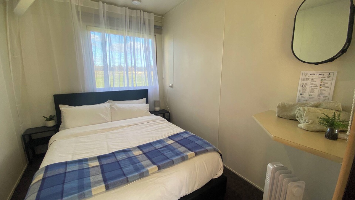 Wilga Apartment | Shearer's Shacks with shared bathroom, free wifi