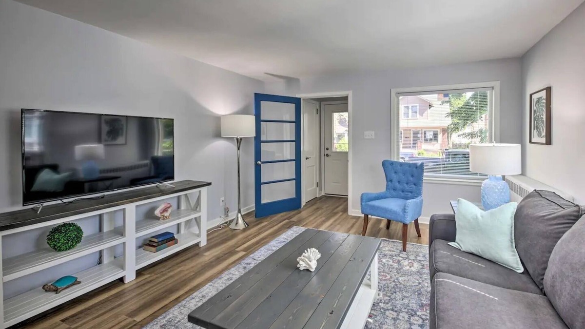 Sheboygan Apartment | Sheboygan Getaway w/Yard: 1 Mi to Lake Michigan