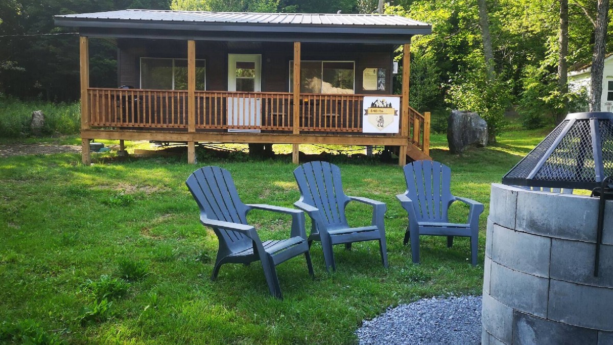 Sainte-Marguerite Ski Chalet | Sheira Shack: riverside, campfire, Wi-Fi, AC, BBQ, for 2, pets welcome!