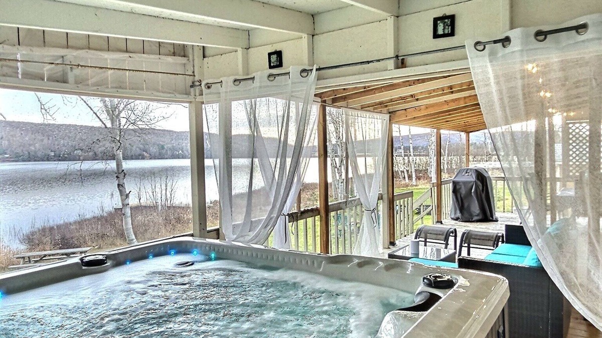 Riviere-Rouge Ski Chalet | Sheldon Lake front house with A HotTub