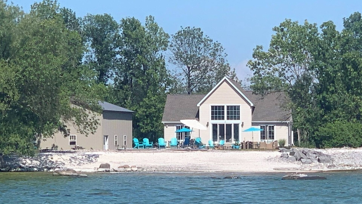 Henderson House | Shells Beach - Spacious Lake Ontario 3 bedroom Plus Loft Waterfront Homen