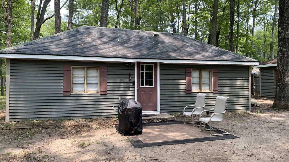 Grayling Cabin | Shelly J Cabin at Kin Cabins w AC, fireplace, canoe