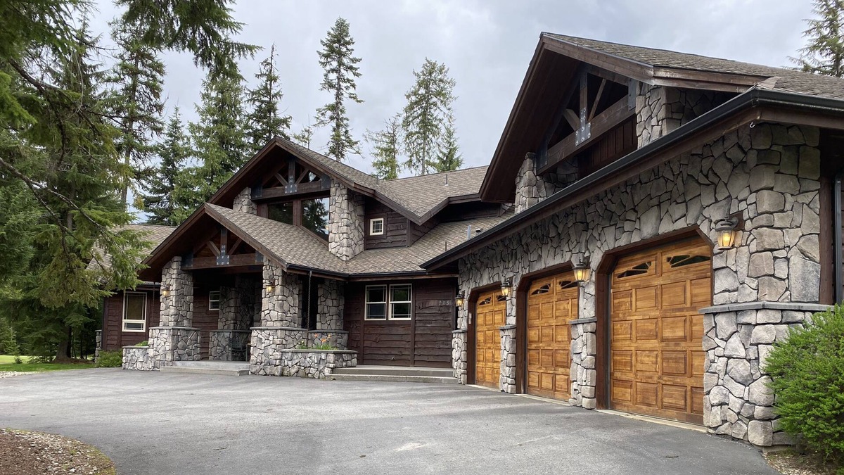 Priest River House | Sheltered by trees on the 18th Fairway this elegant home awaits you.