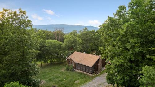 Shenandoah House | Shenandoah dog friendly cabin with river access, hot tub, fire pit, BBQ, outdoor dining