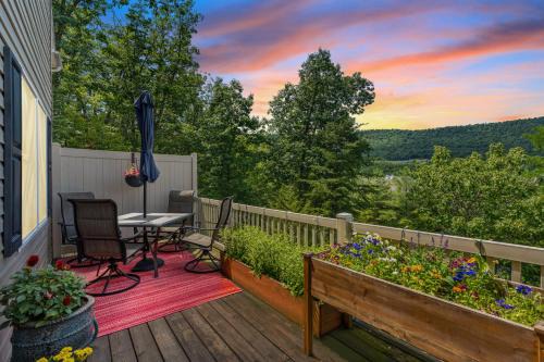 Massanutten House | Shenandoah Paradice - 6 Person Hottub, Mountain View, EV Station, Arcade, Modern Minimalist Design, Walk to Ski