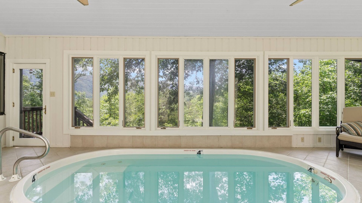 Woodstock Cabin | Shenandoah Valley Cabin with Hot Tub, Pool, River Access, and Mountain Viewsn