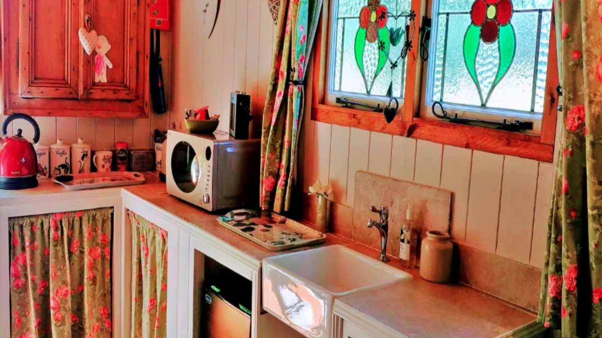 Romsey Ski Chalet | Shepherd's Hut in Romsey with Fire Pit