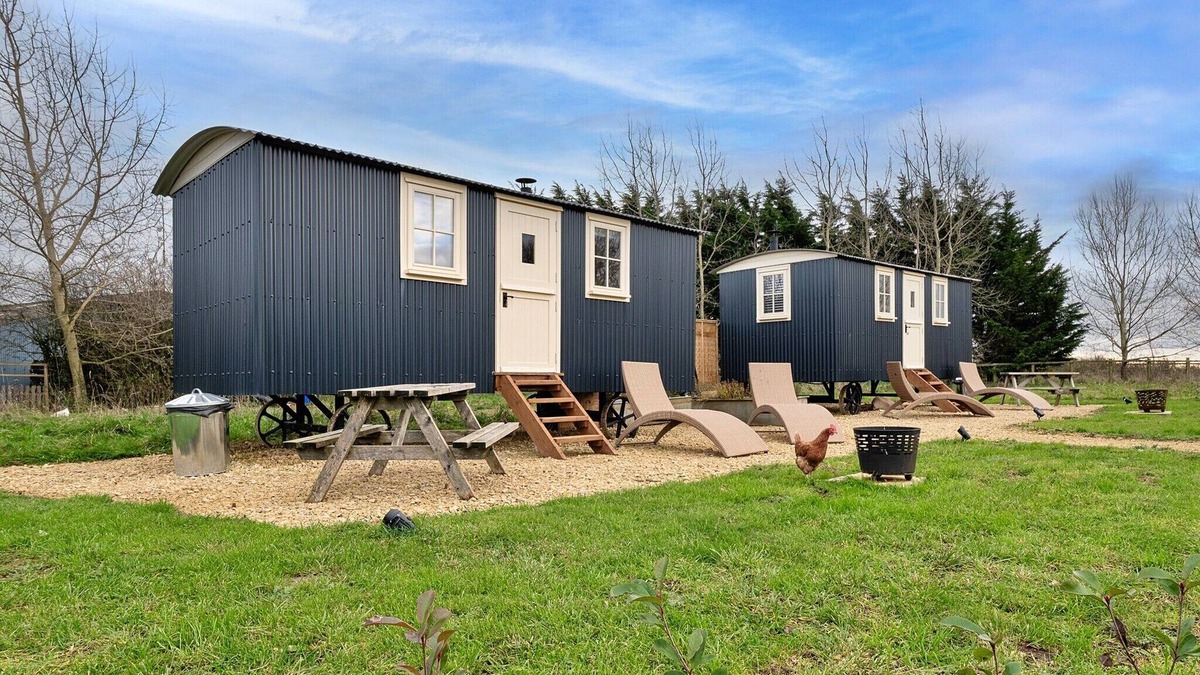 Brackley Ski Chalet | Shepherd's Hut near Cotswolds & Sky Dive Fun