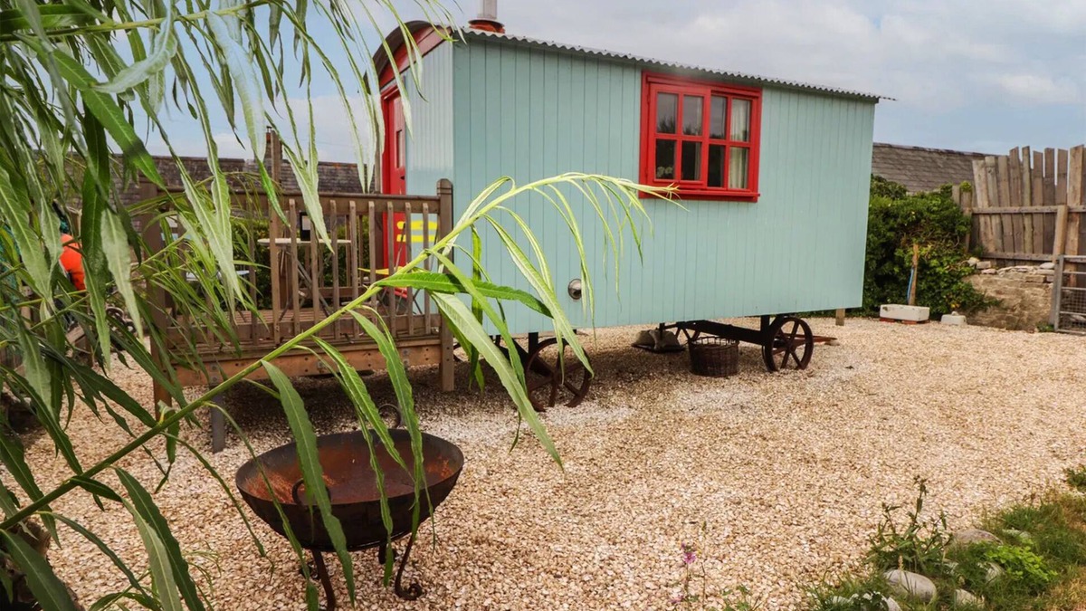 Southerndown Cottage | SHEPHERD'S HUT, pet friendly, with open fire in St Brides Major