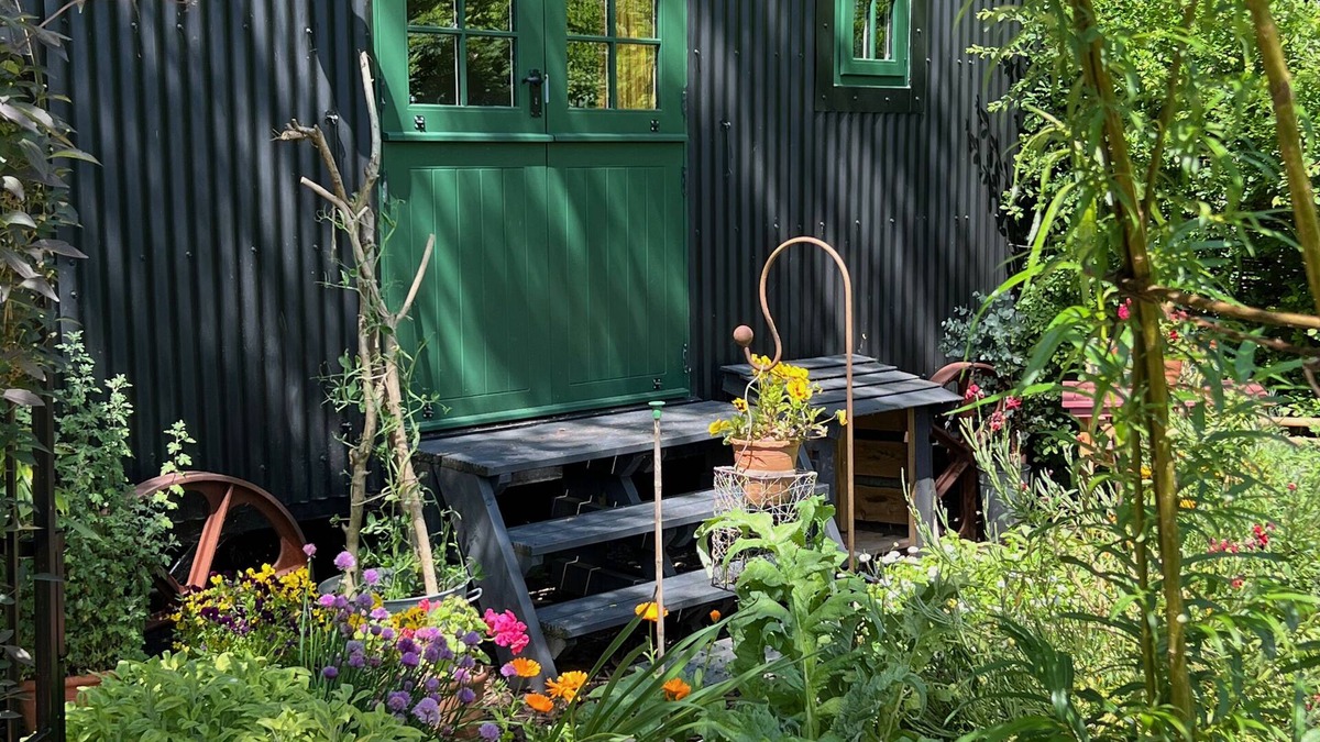 Wingfield House | Shepherd's Hut with wood fired hot tub near Bath