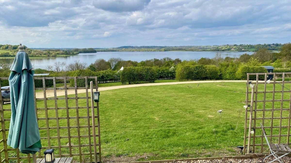 Longdon Cabin | Shepherd's Hut With Wood-Fired Hot Tub And Epic Views Over Rutland Water