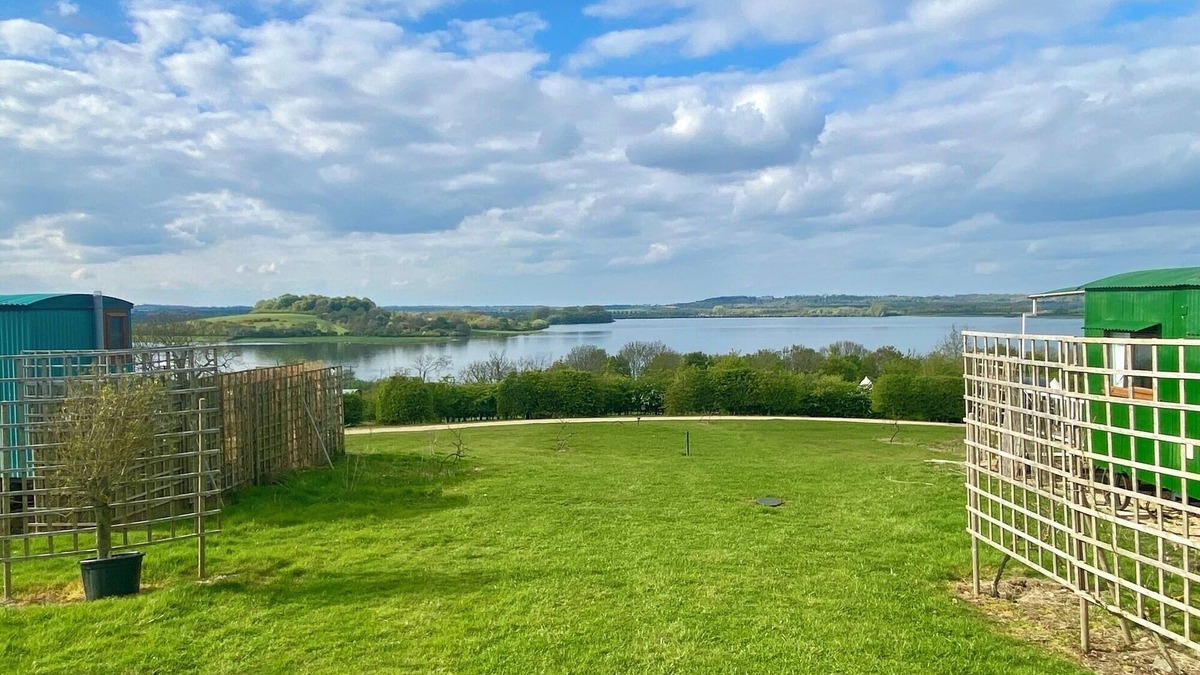 Longdon Cabin | Shepherd's Hut With Wood-Fired Hot Tub And Epic Views Over Rutland Water