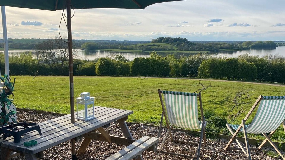 Longdon Cabin | Shepherd's Hut With Wood-Fired Hot Tub And Epic Views Over Rutland Water
