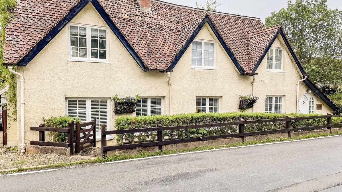 Brushford Cottage | SHEPHERDS COTTAGE, pet friendly, with open fire in Dulverton