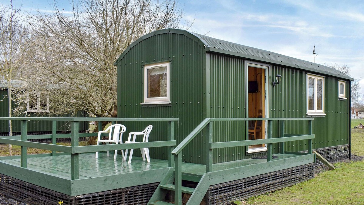 Five Oak Green Cottage | Shepherds Hut 1 at Laddingford - UK32531
