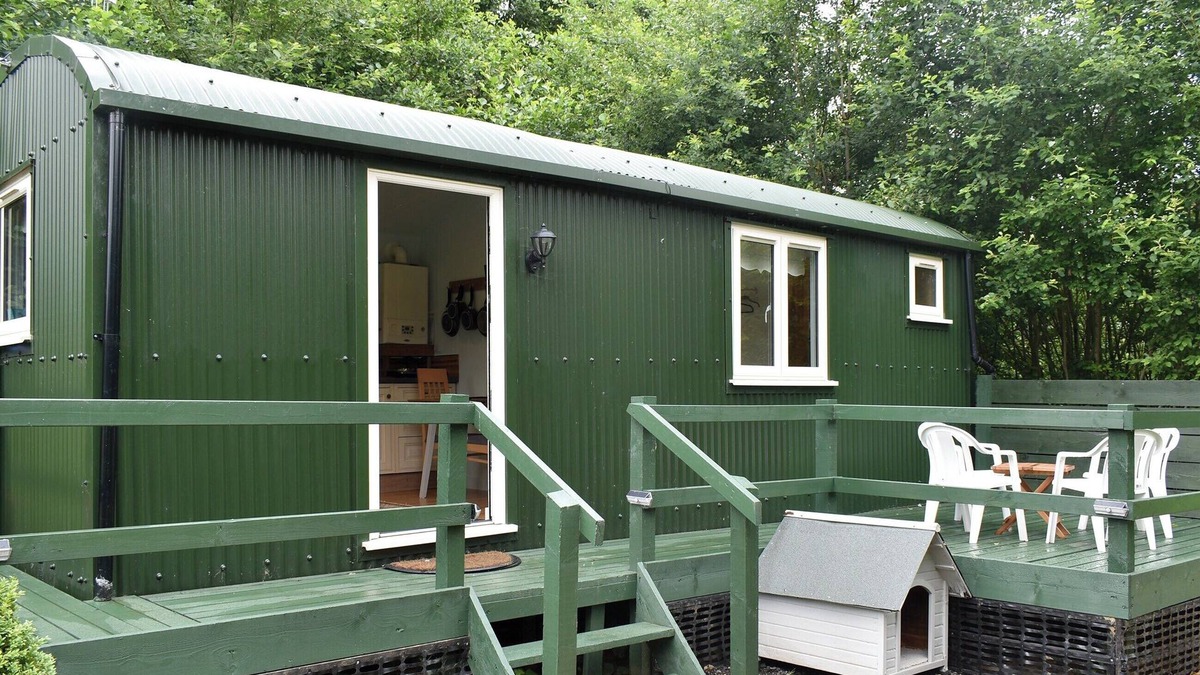 Five Oak Green Cottage | Shepherds Hut 3 at Laddingford - UK32532