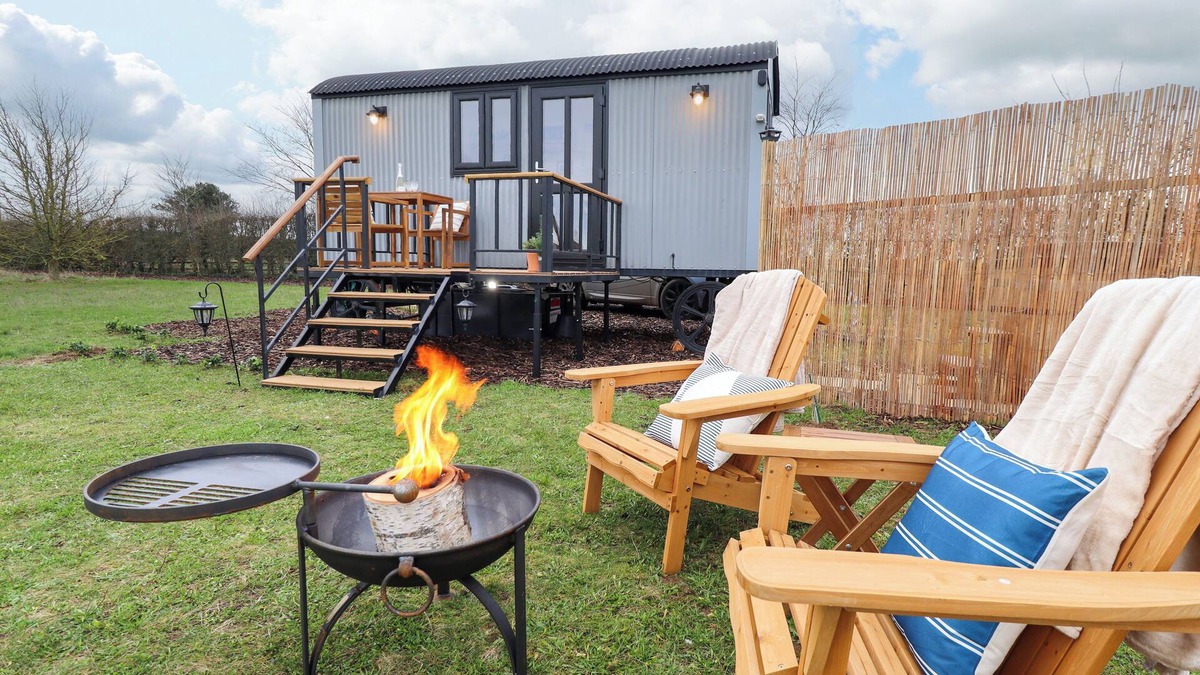 Aubourn Cottage | SHEPHERDS HUT - ASH, pet friendly, with hot tub in Lincoln