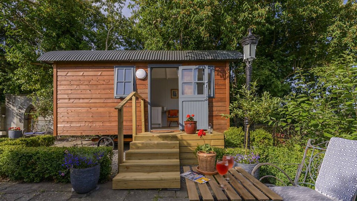 Jenkinstown Ski Chalet | Shepherds Hut "Hawthorn Hut" on grounds of Historic House