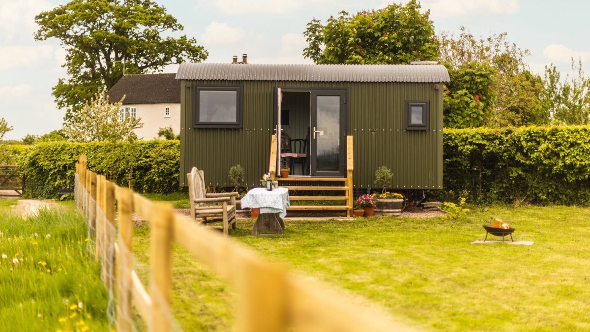 Overton-on-dee Apartment | Shepherds Hut in rural meadow ~ Mulsford Cottage