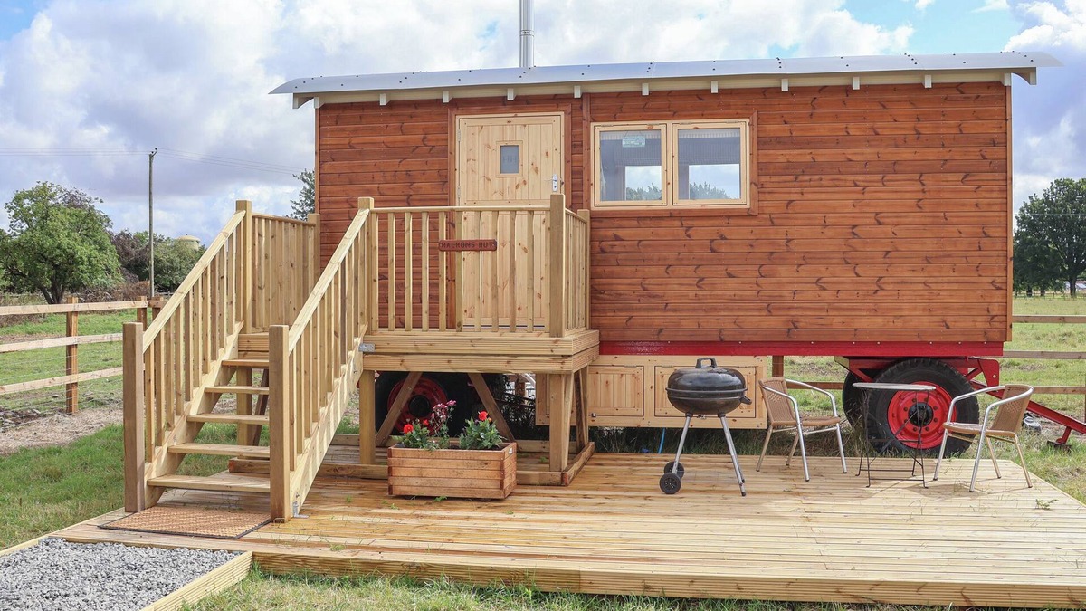 Adlingfleet Cottage | SHEPHERDS HUT, pet friendly, with open fire in Scunthorpe
