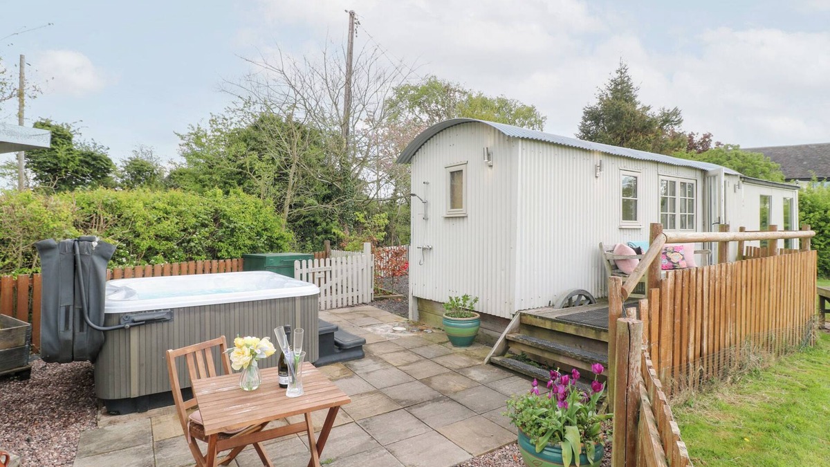 Rugeley Cottage | SHEPHERDS HUT, pet friendly, with hot tub in Rugeley