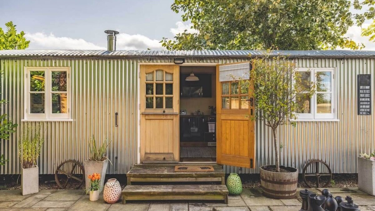 Maidenhead Apartment | Shepherds Hut with Hot Tub Retreat