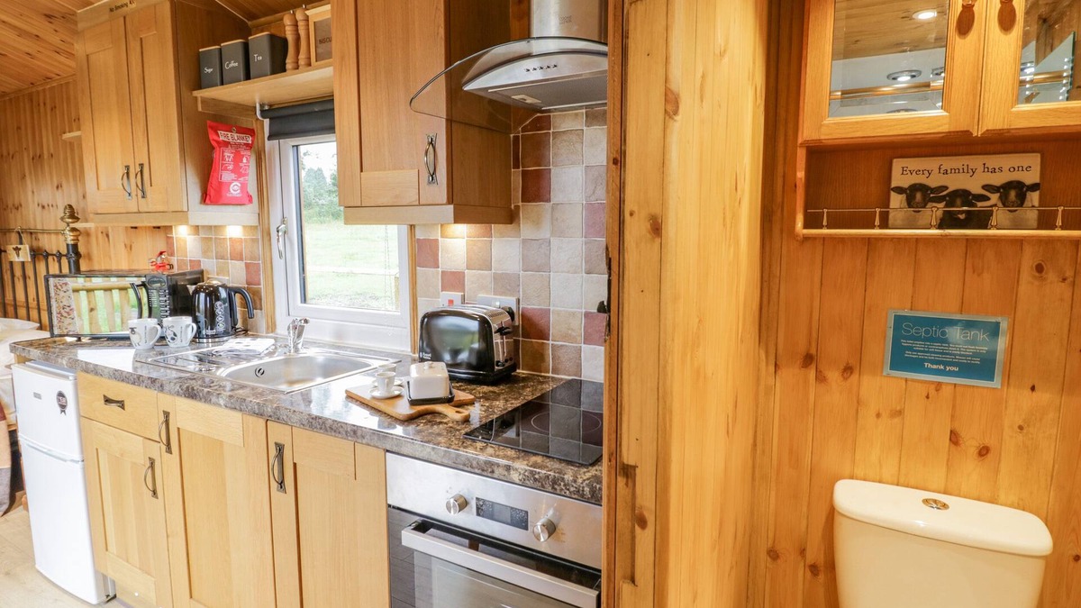 Farlow Cottage | SHEPHERDS RETREAT, pet friendly, with a garden in Cleobury Mortimer