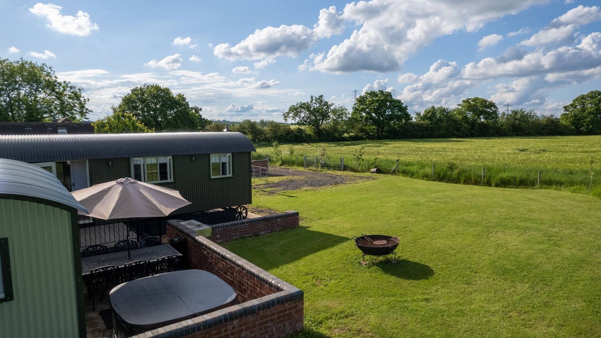 Alcester House | Shepherds View at Oaks Barn Farm with optional salt water hot tub nr Stratford.