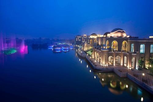 Henghe Street Hotel | Sheraton Qingyuan Lion Lake Resort
