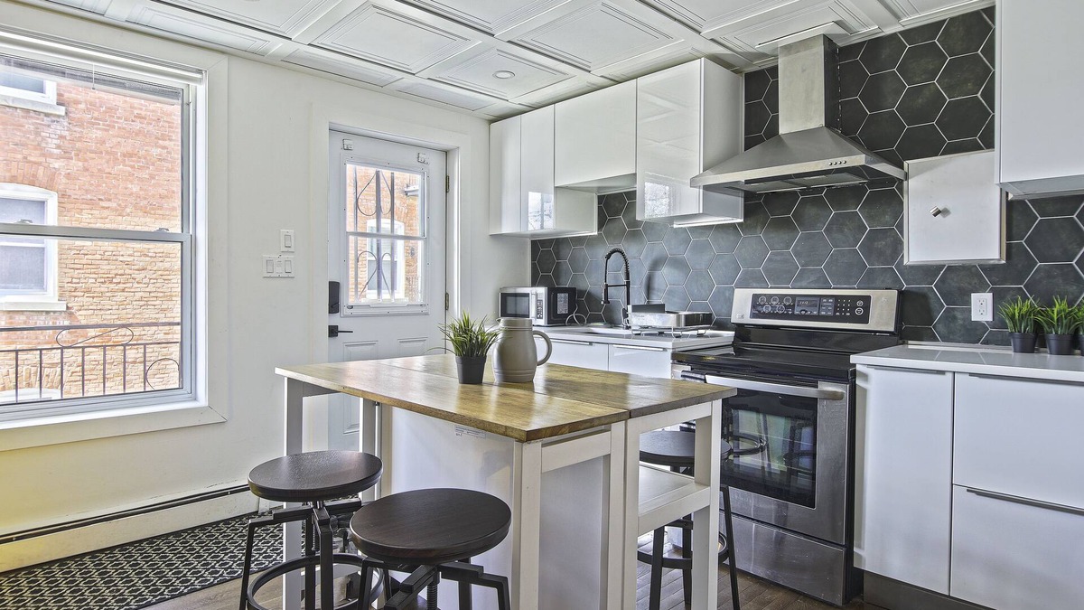 Sherbrooke Apartment | Sherby Prestige/King Bed/Central/Sleeps 6