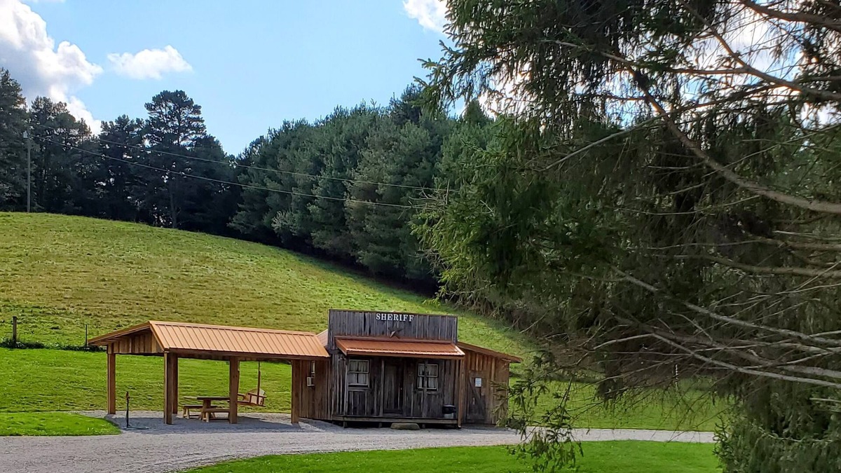 Wellston Cabin | SHERIFF OFFICE at Possu. Hollow cabins