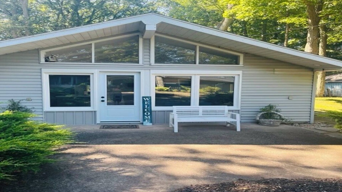 Port Colborne House | Sherkston/Cedar Bay, Port Colborne. Your Lakeside Escape Awaits at Private Beach