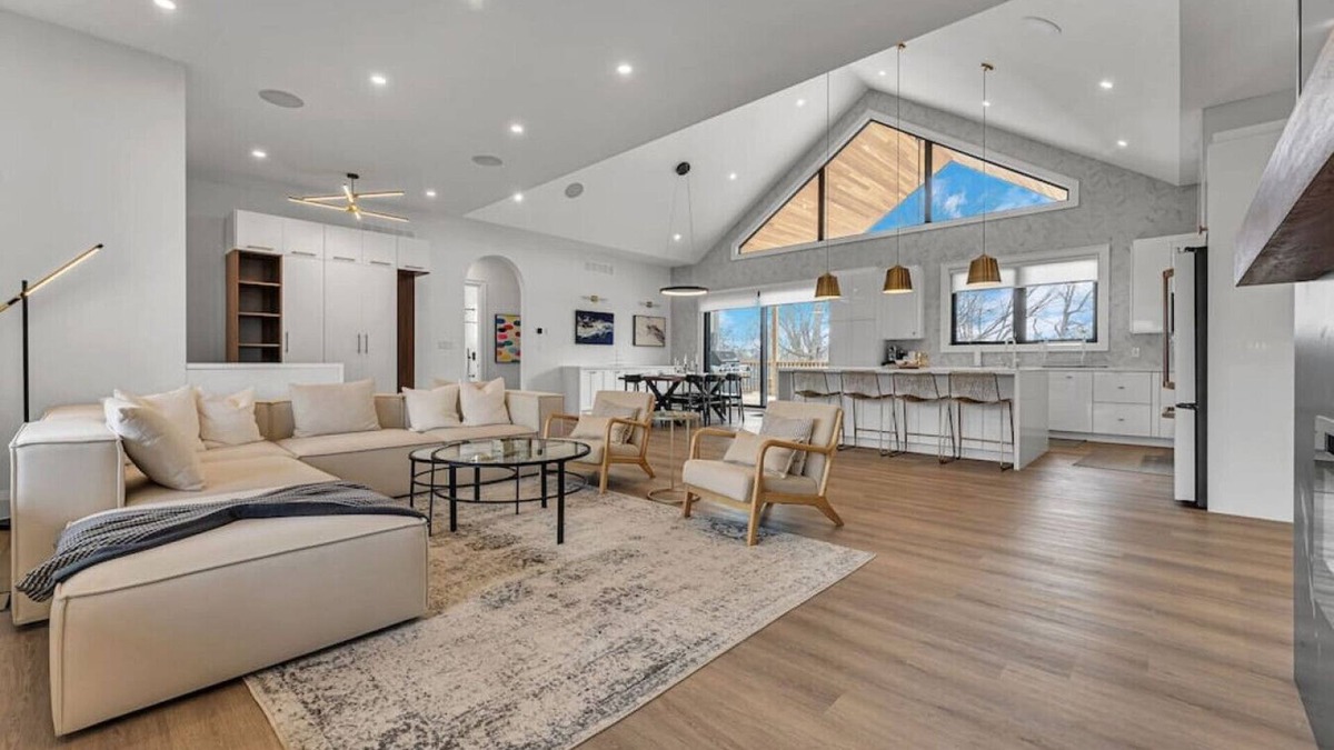 Sherkston House | Sherkston Oasis: Hot Tub, Sauna & Luxurious Escape