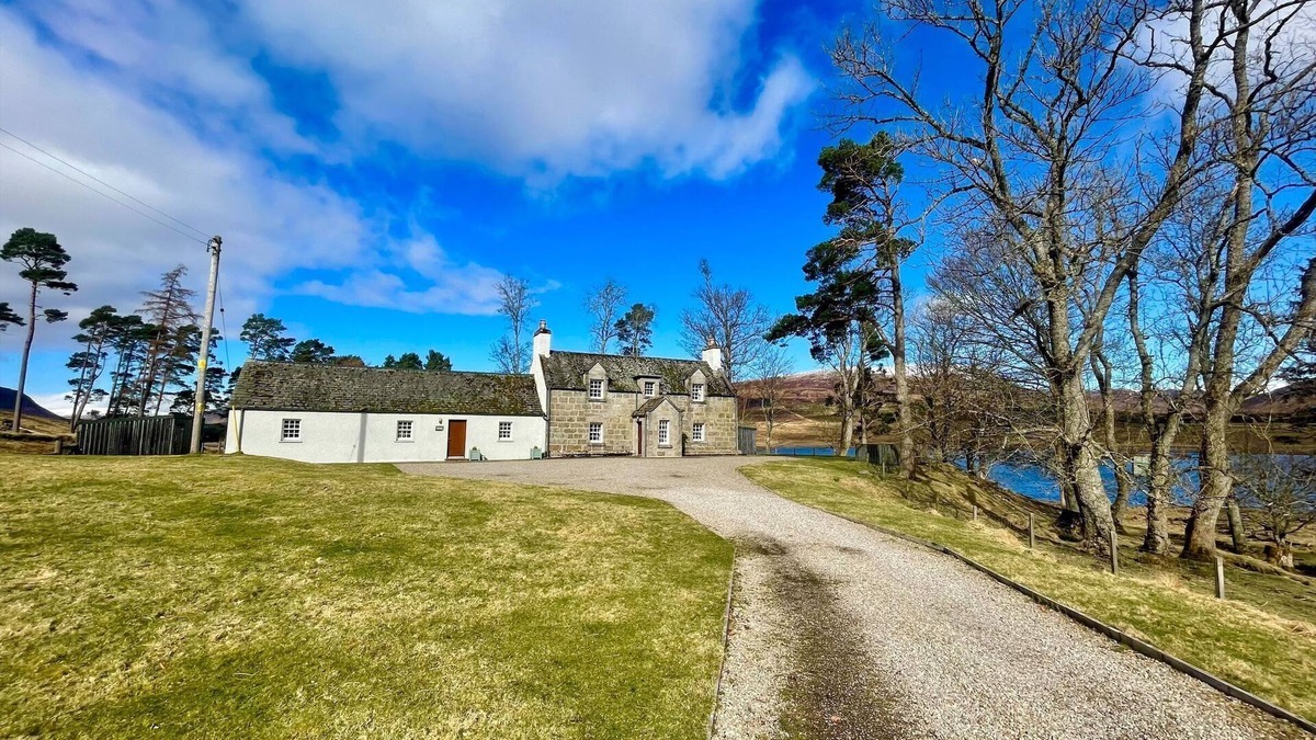 Newtonmore Cottage | Sherrabeg Cottage - a cottage that sleeps 8 guests in 4 bedrooms